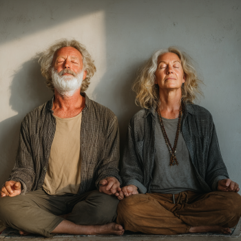 Інструктор йоги працює з групою старших людей